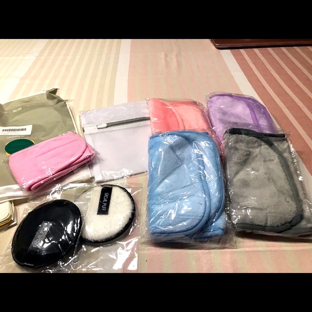New in Package. Face Cleaner/Makeup Remover MicroFiber Towel Set.